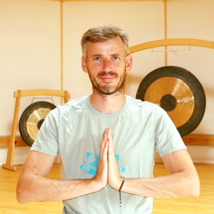 thérapeute énergétique accompagnateur et intervenant pour voyages de groupes méditation Osho Bali