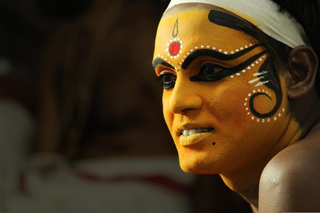 kerala - kathakali dance - inde du sud - maquillage - avatar - tradition - cochin- voyage de groupe - spiritualité - CoVoyage Sacré - agence de voyages