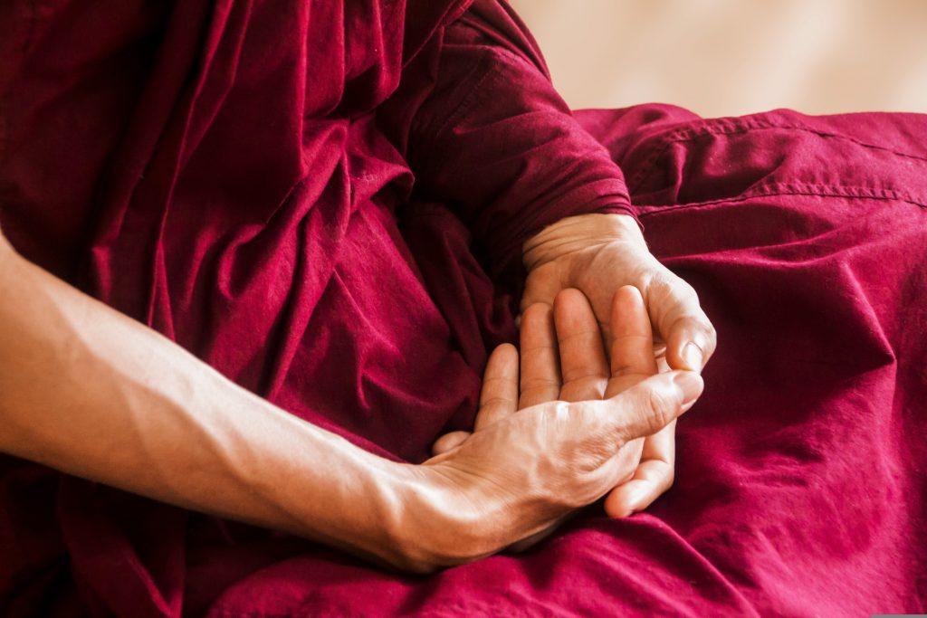moine boudhiste - mains en meditation - sagesse - boudhisme - voyage de groupe - spiritualité - CoVoyage Sacré - agence de voyages